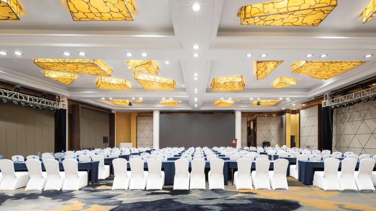 Holiday Inn Shijiazhuang Central By Ihg Exterior photo